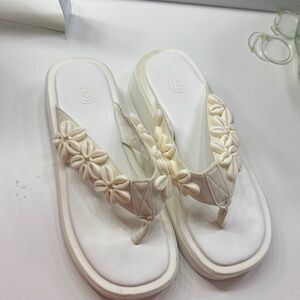 Urban Outfitters Elegant White Floral Women's Sandals